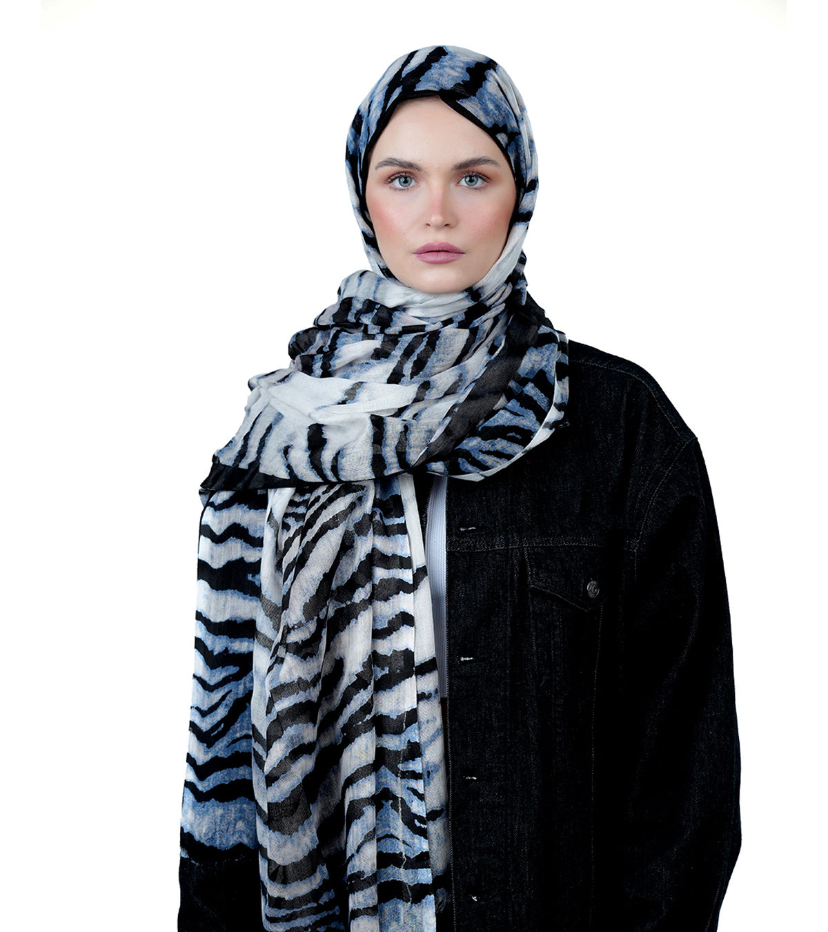 AMICA White Black